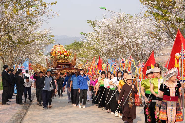 Many Buddhists attend the Ban Flower Festival. Photo: Quang Dat