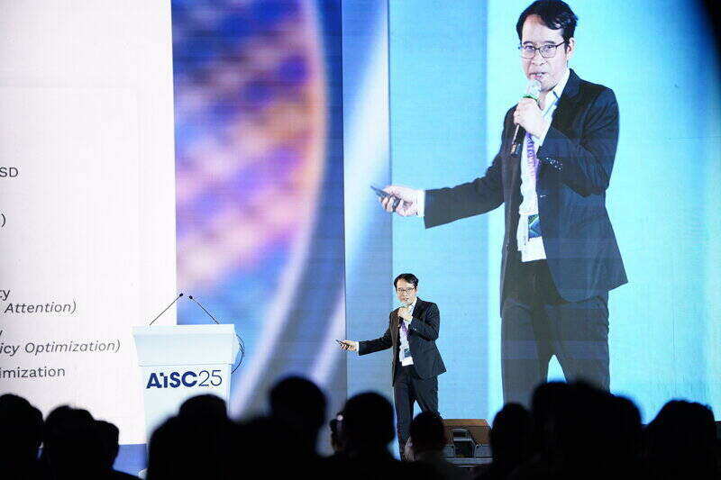 Dr. Bui Hai Hung - General Director of VinAI Artificial Intelligence Research and Application Joint Stock Company spoke at the workshop. Photo: NIC