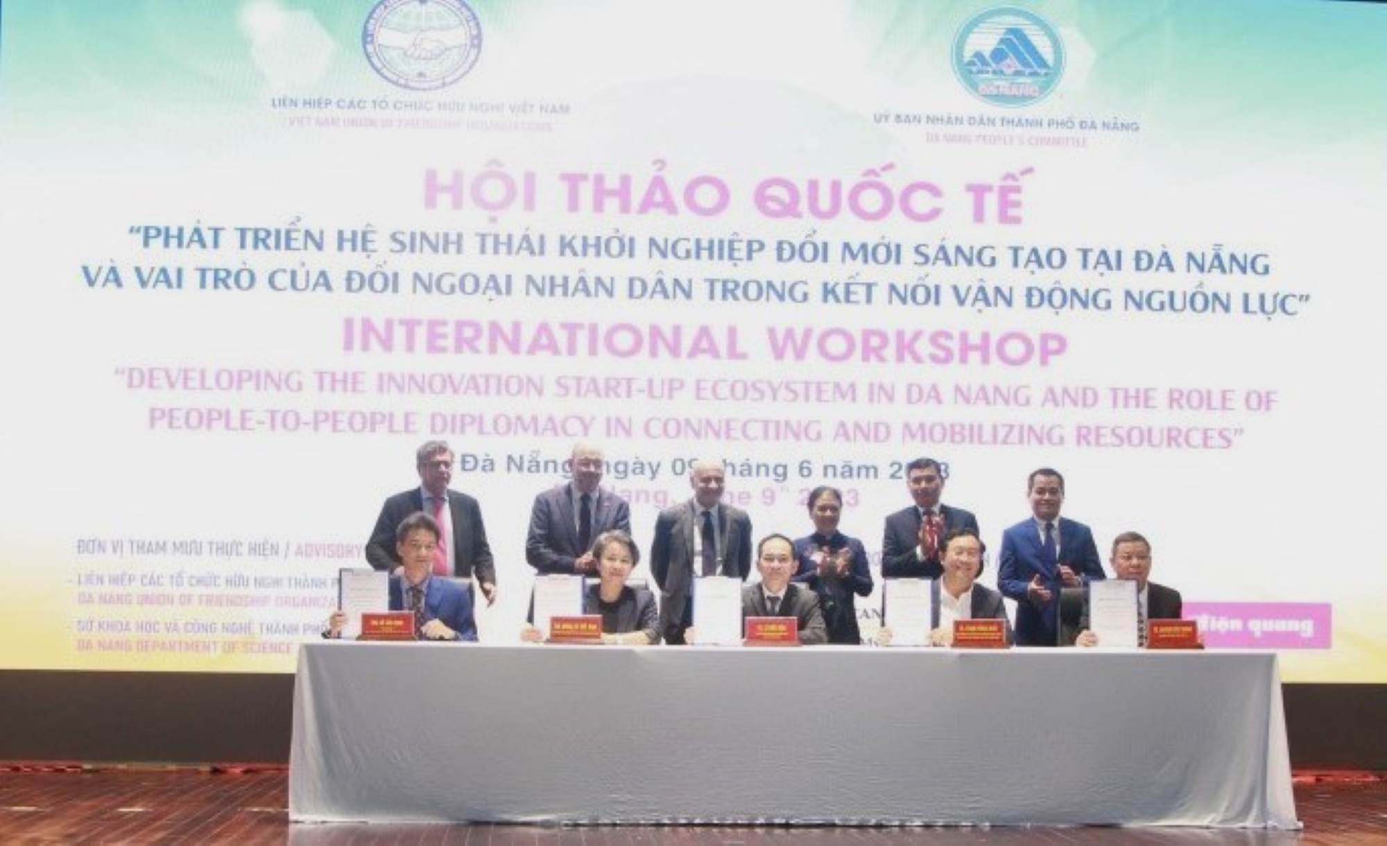 Ký kết 5 bên về đổi mới sáng tạo giữa Sở KH&CN và TP Đà Nẵng, Cục Phát triển thị trường và doanh nghiệp KH&CN - Bộ KH&CN, Bệnh viện 199 Bộ Công an, Tập đoàn Saigon Postel, Mạng lưới Vietnam Innovation Hub. Ảnh: Sông Hàn