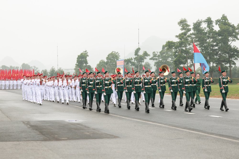 Truoc khi bat dau doi hinh dieu binh, dieu hanh la man xep hinh nghe thuat voi chu de “Dat nuoc tron niem vui”. Anh: Hai Nguyen