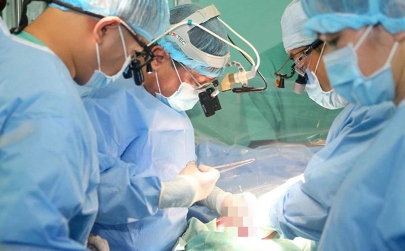 The Ministry of Health is drafting new regulations on medical allowances. In the photo are doctors performing a surgery. Illustrative photo: Lan Huong