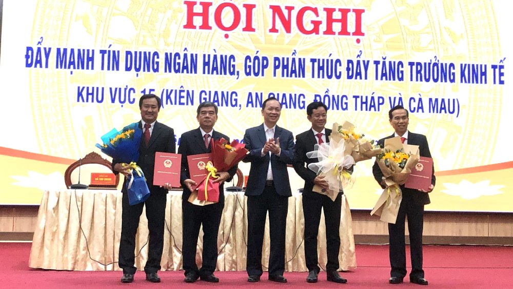 Permanent Deputy Governor of the State Bank of Vietnam Dao Minh Tu announced and presented decisions on the transfer and appointment of Director, Deputy Director, Head of Department, Deputy Head of Department. Photo: Xuan Nhi