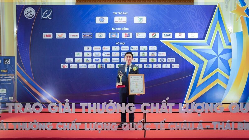 Ong Truong Cong Phong - Tong Giam doc Tong cong ty Cong nghiep Tan A Dai Thanh dai dien Tap doan Tan A Dai Thanh nhan Giai thuong Chat luong Quoc gia nam 2023. Ảnh: Tan Á Dai Thanh