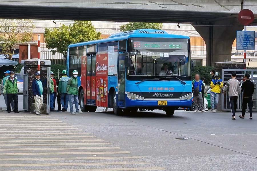 The maximum age for drivers of passenger cars (including buses) with more than 29 seats (excluding the driver's seat) and sleeper cars is 57 years old for men and 55 years old for women. Photo: To The