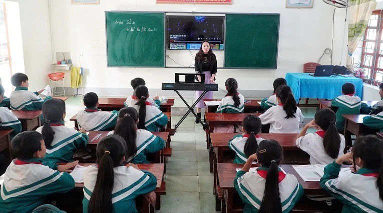 A Nghe An teacher during class. Photo: Thanh Chau