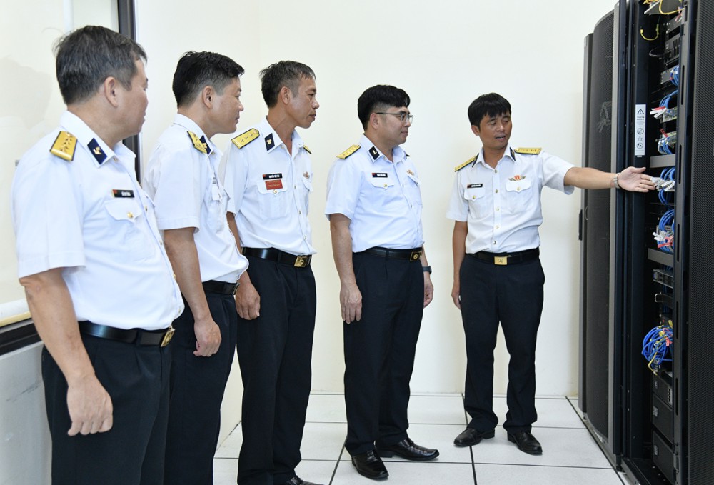 El coronel Trinh Xuan Tung (2º, desde la derecha) verifico la implementacion de la conversion digital en el 551º Regimiento. Foto: Van Dinh Dinh Dinh