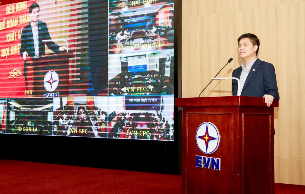 Vice President of the Vietnam General Confederation of Labor Ngo Duy Hieu directly lectured the new points of the Trade Union Law and the Social Insurance Law in 2024 to trade union officials. Photo: Dac Cuong