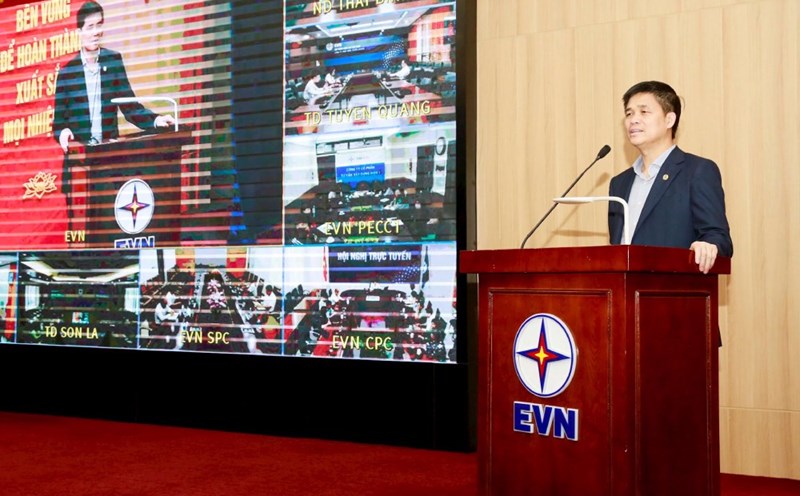 Vice President of the Vietnam General Confederation of Labor Ngo Duy Hieu directly lectured the new points of the Trade Union Law and the Social Insurance Law in 2024 to trade union officials. Photo: Dac Cuong
