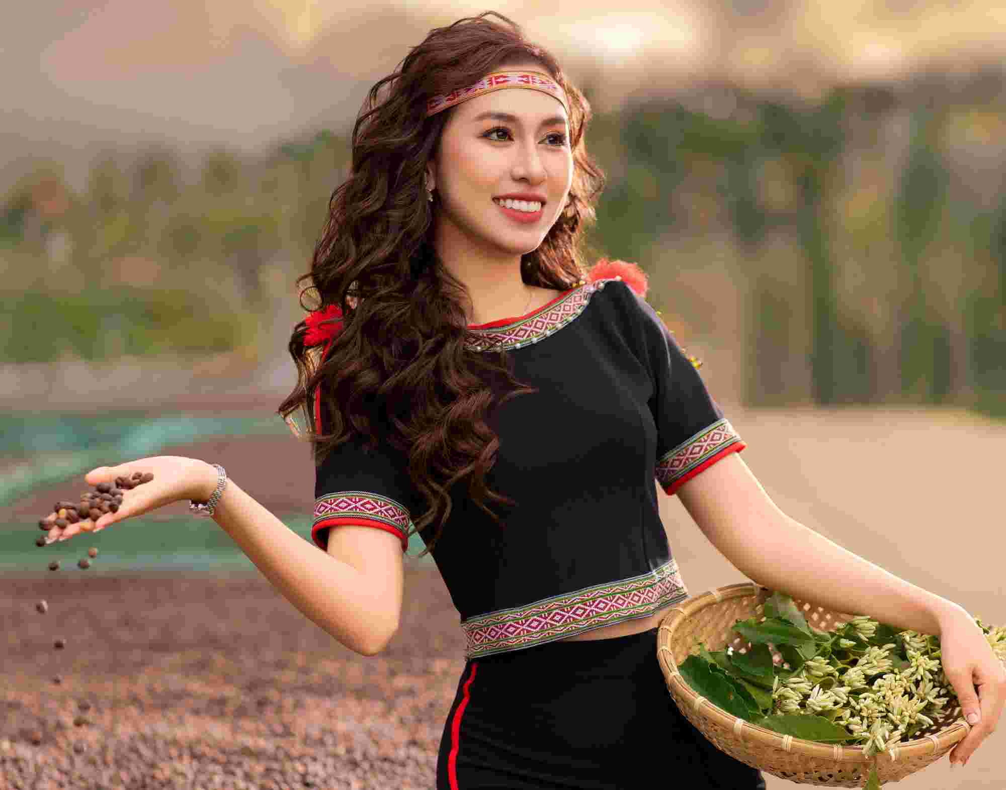 Miss Dinh Thi Hoa becomes the Media Ambassador of the 9th Buon Ma Thuot Coffee Festival in 2025. Photo: Do Duong