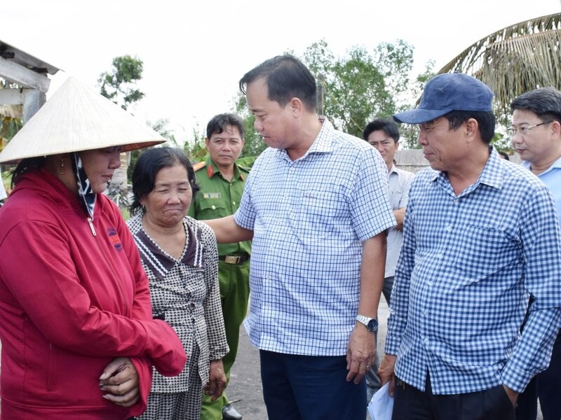 The Deputy Secretary of the Provincial Party Committee (middle) and the Chairman of the Vietnam Fatherland Front Committee of Bac Lieu province (right cover) visited and encouraged the family whose house was on fire. Photo: Nhat Ho