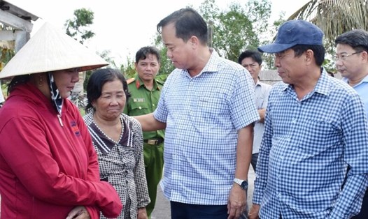 Phó Bí thư Tỉnh uỷ (giữa) cùng Chủ tịch Ủy ban MTTQ Việt Nam tỉnh Bạc Liêu (bìa phải) thăm hỏi động viên hỗ trợ cho gia đình có nhà bị hỏa hoạn. Ảnh: Nhật Hồ