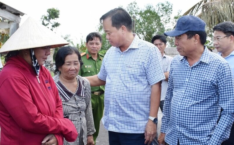 The Deputy Secretary of the Provincial Party Committee (middle) and the Chairman of the Vietnam Fatherland Front Committee of Bac Lieu province (right cover) visited and encouraged the family whose house was on fire. Photo: Nhat Ho