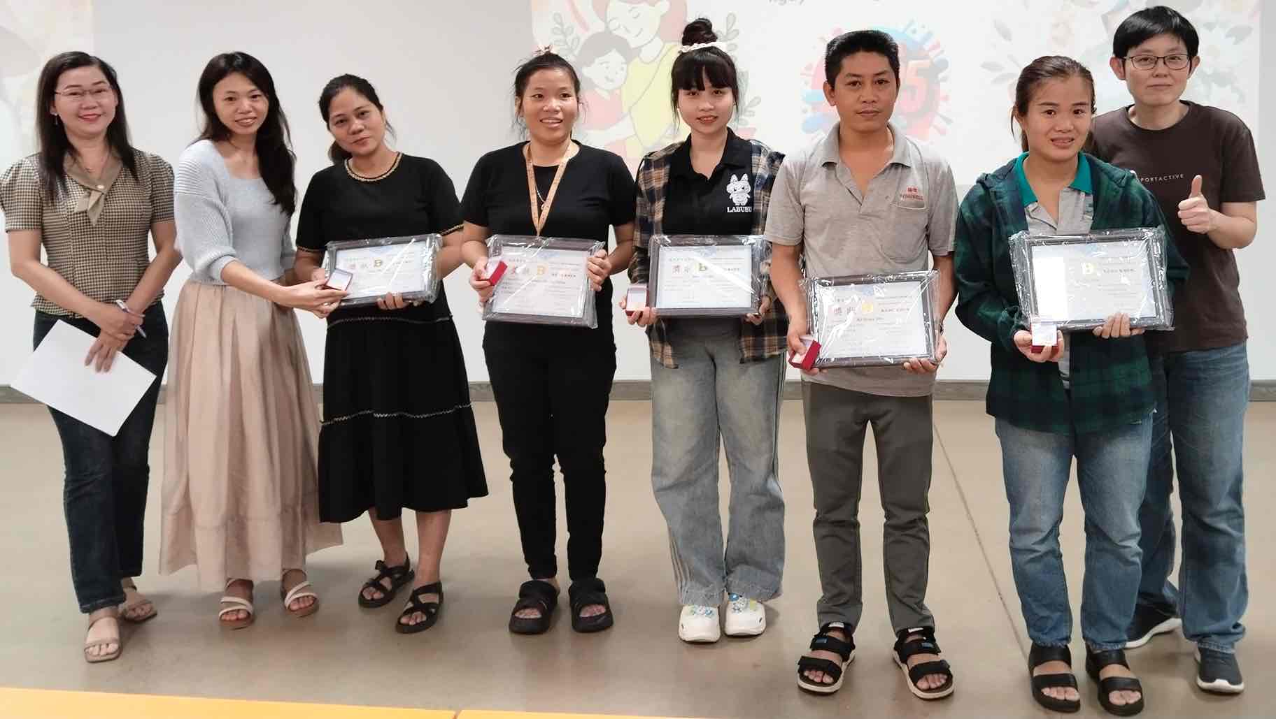 Longwell Co., Ltd. in Dong Nai presented gold as a gratitude to workers. Photo: HR Longwell