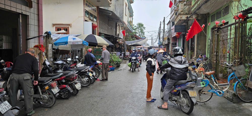 Lối đi qua cổng phụ vào chợ quá chật chội. Ảnh: Nam Hồng