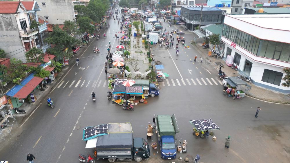 Cảnh buôn bán lộn xộn khu vực phía bên ngoài chợ. Ảnh: Nam Hồng