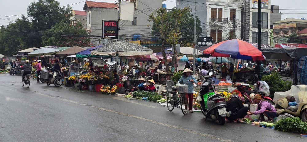 Buôn bán tràn lan phía ngoài chợ ảnh hưởng giao thông đi lại, môi trường. Ảnh: Nam Hồng