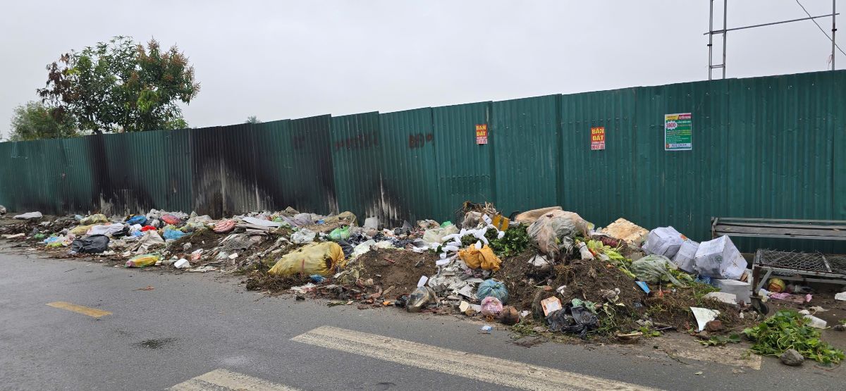 Người dân vô tư đổ trộm chất thải, rác thải phía bên ngoài khu đất xây chợ mới gây mất mỹ quan, ô nhiễm môi trường. Ảnh: Nam Hồng