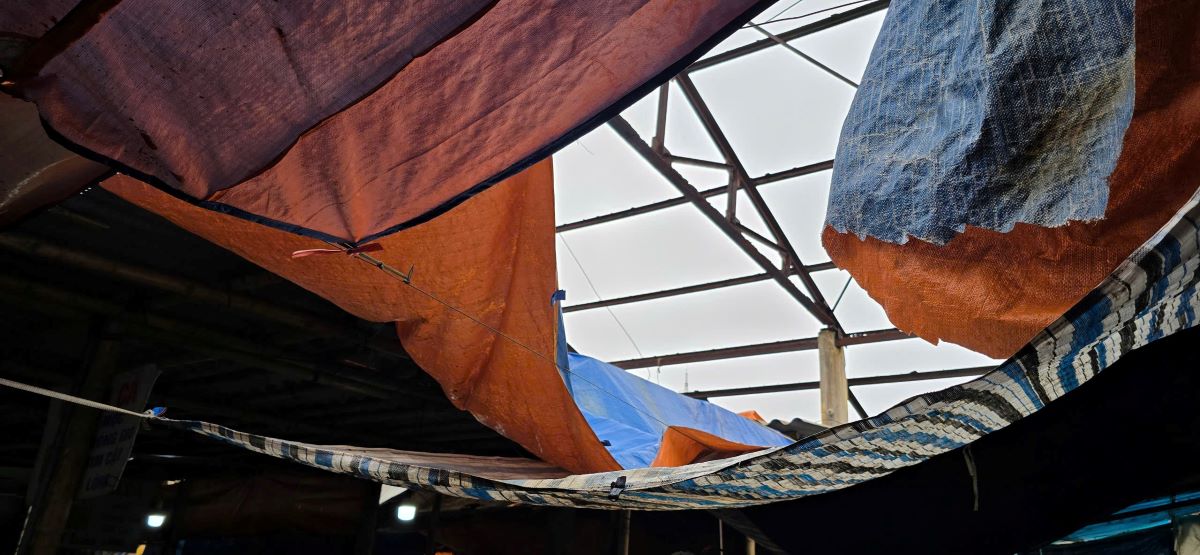 Cận cảnh công trình, hạng mục đã quá xuống cấp, nhếch nhác bên trong chợ. Ảnh: Nam Hồng