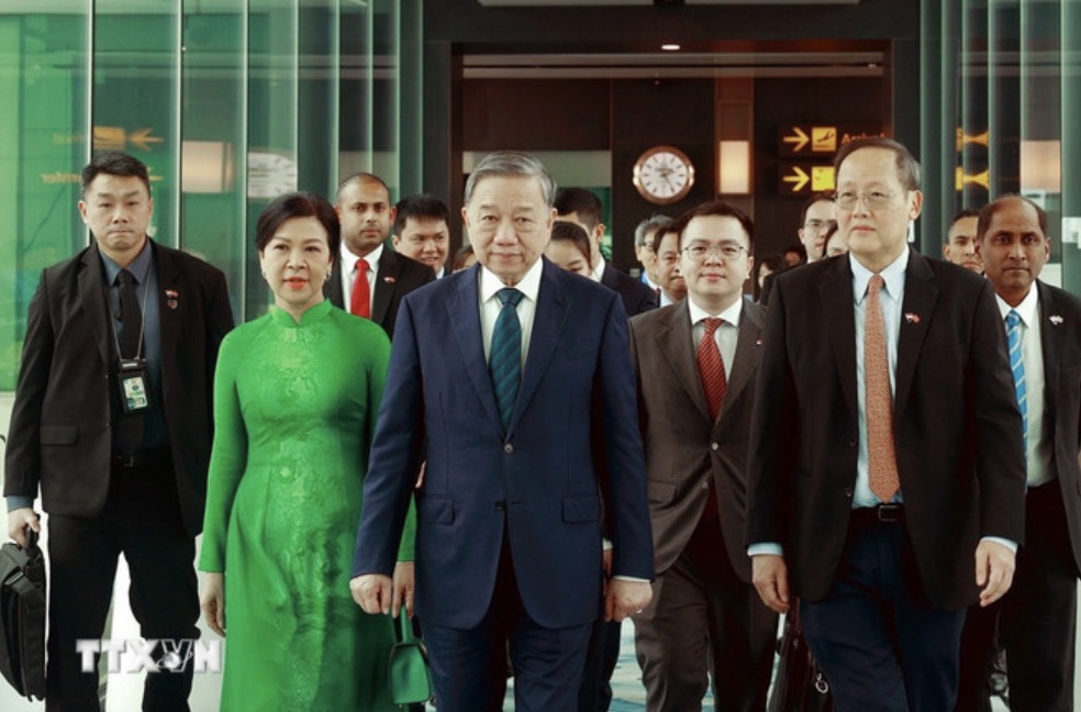 The farewell ceremony for General Secretary To Lam and his wife at Changi Airport, Singapore. Photo: VNA