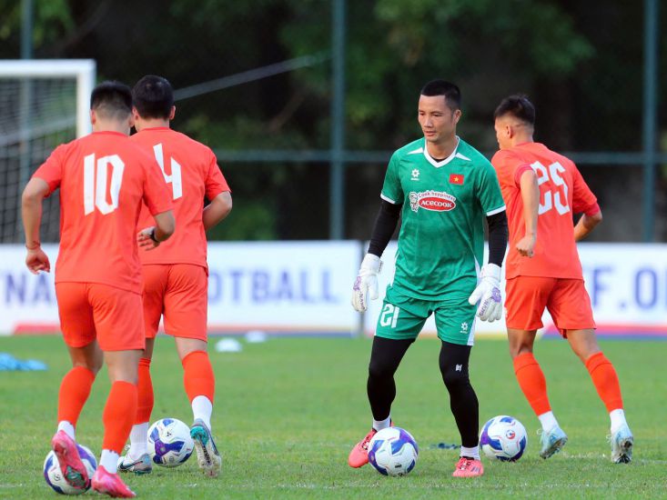 Goalkeepers of the Vietnam National Team during the training session in Binh Duong. Photo: Thanh Vu