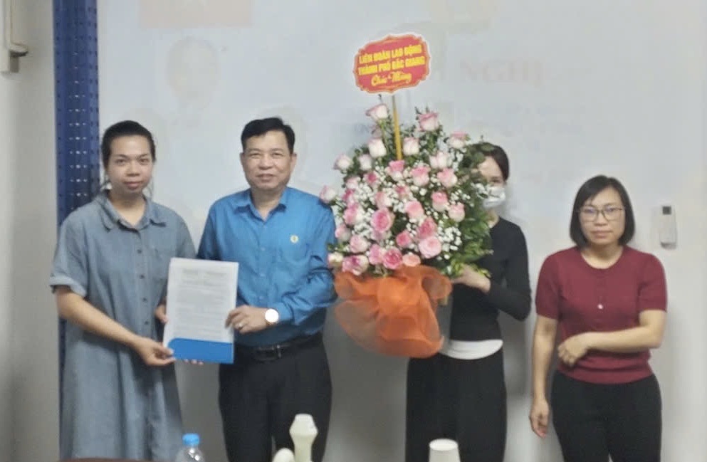 Leaders of the Bac Giang City Labor Federation presented the decision to establish a grassroots trade union. Photo: Bac Giang City Labor Federation