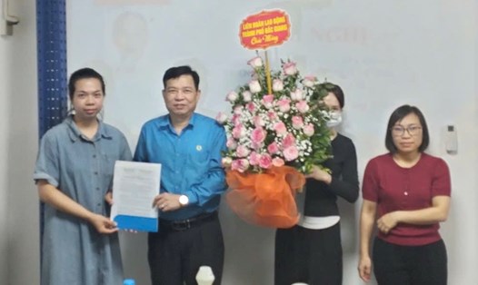 Lãnh đạo Liên đoàn Lao động thành phố Bắc Giang trao quyết định thành lập công đoàn cơ sở. Ảnh: LĐLĐ thành phố Bắc Giang