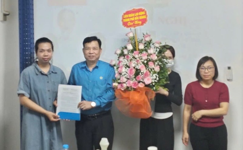 Leaders of the Bac Giang City Labor Federation presented the decision to establish a grassroots trade union. Photo: Bac Giang City Labor Federation