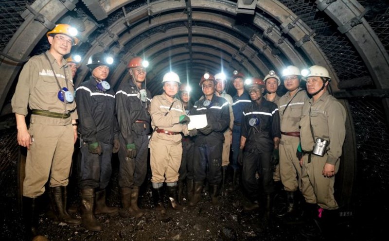 The leaders and Trade Union of Ha Long Coal Company visited, encouraged, grasped the aspirations and presented gifts to employees of Dao Van 3 Workshop. Photo: Huy Du