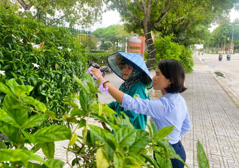 Ms. Le Thi Thinh has many initiatives in taking care of trees, helping to reduce the hardship for female workers. Photo: Hoai Nam