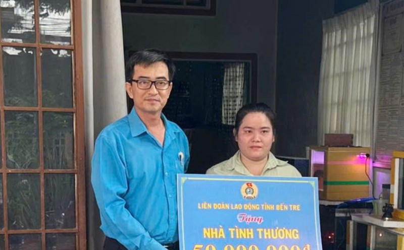 The Ben Tre Provincial Federation of Labor donated 50 million VND to union members and workers in difficult circumstances to build houses. Photo: Thanh Nhan