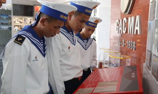 Các chiến sĩ vùng 4 Hải quân cùng tìm hiểu về lịch sử trận chiến Gạc Ma năm 1988 tại phòng trưng bày của Khu tưởng niệm chiến sĩ Gạc Ma. Ảnh: Phương Linh