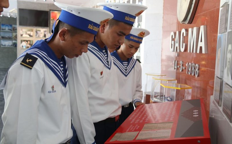 Soldiers of Naval Region 4 learn about the history of the 1988 battle ofccan Ma at the exhibition hall of theucan Ma Soldier Memorial Site. Photo: Phuong Linh