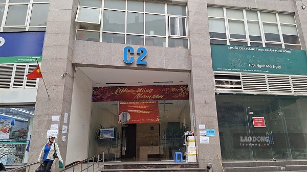 The investor of C2 Xuan Dinh apartment building arbitrarily built a wall to block the escape route of residents. Photo: Phu Temple