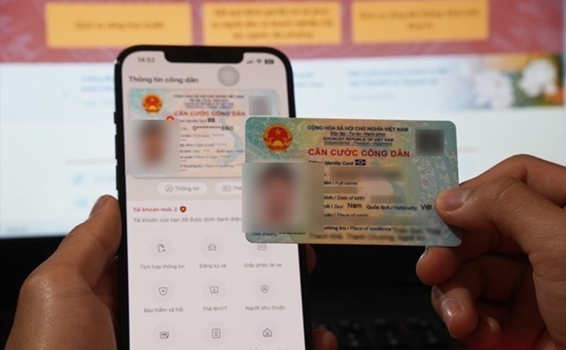 The ID card issued to the people before the merger, if it has not expired, can still be used. Photo: Huu Chanh.