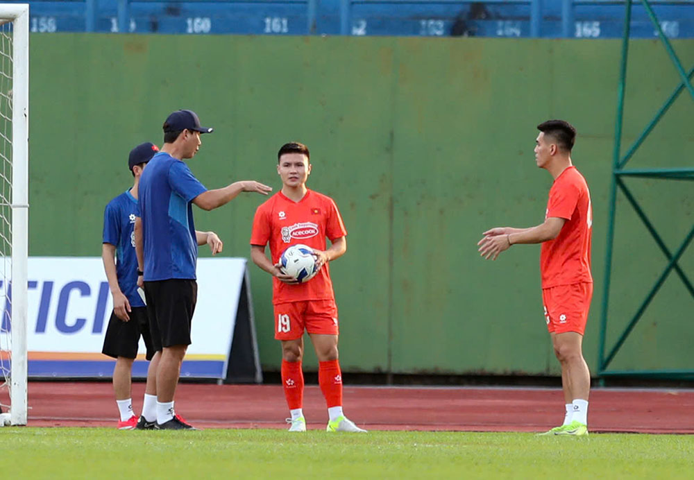 Trong buoi tap nay, tien dao Nguyen Tien Linh va tien ve Nguyen Quang Hai da co the tro lai tap luyen. Tuy nhien, 2 cau thu nay van tap rieng voi bac si. Truoc buoi tap, huan luyen vien Kim Sang-sik danh kha nhieu thoi gian trao doi voi Tien Linh va Quang Hai.