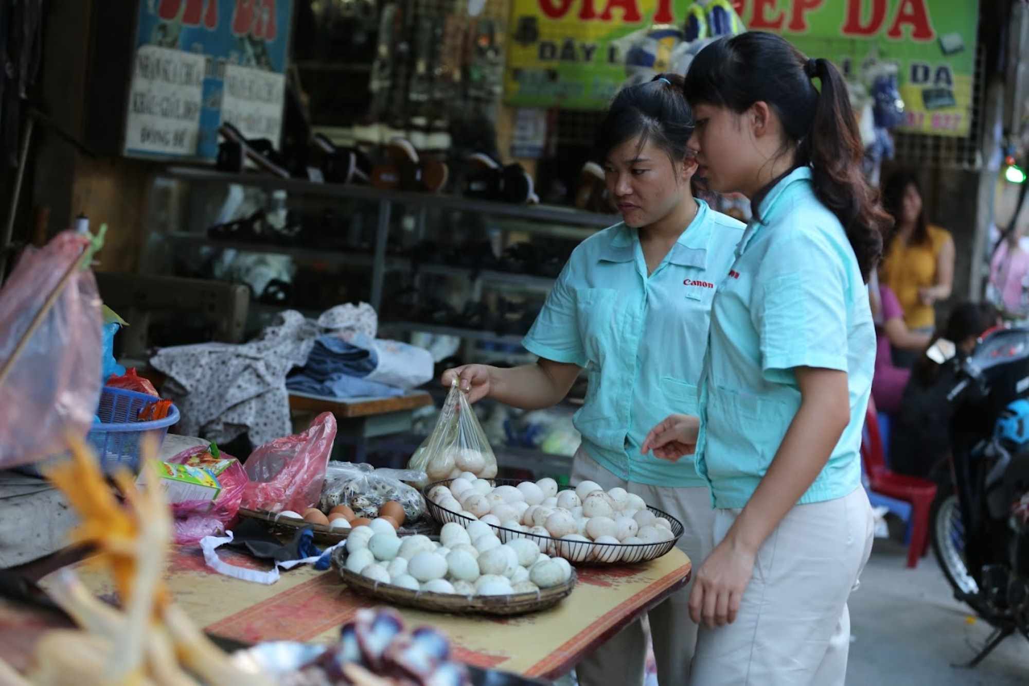 In the context of rising living prices, workers hope that personal income tax will be appropriately amended. Photo: Hai Nguyen