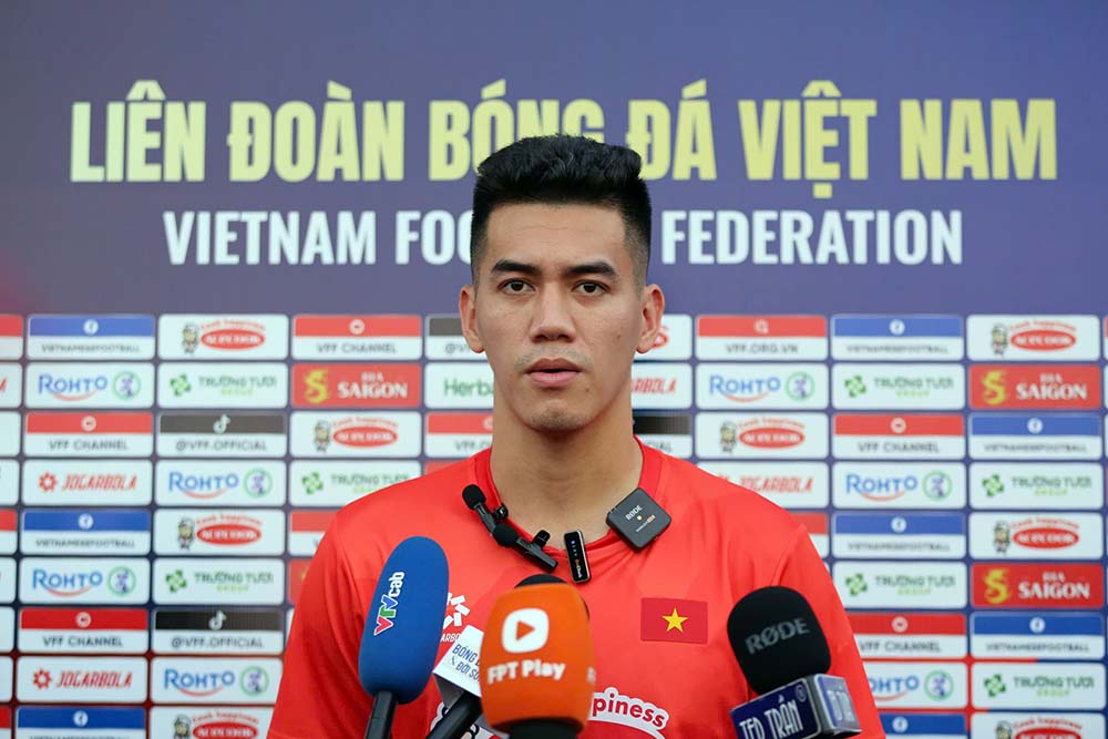 Striker Nguyen Tien Linh answered an interview during the afternoon session of the Vietnam team on March 13. Photo: Thanh Vu