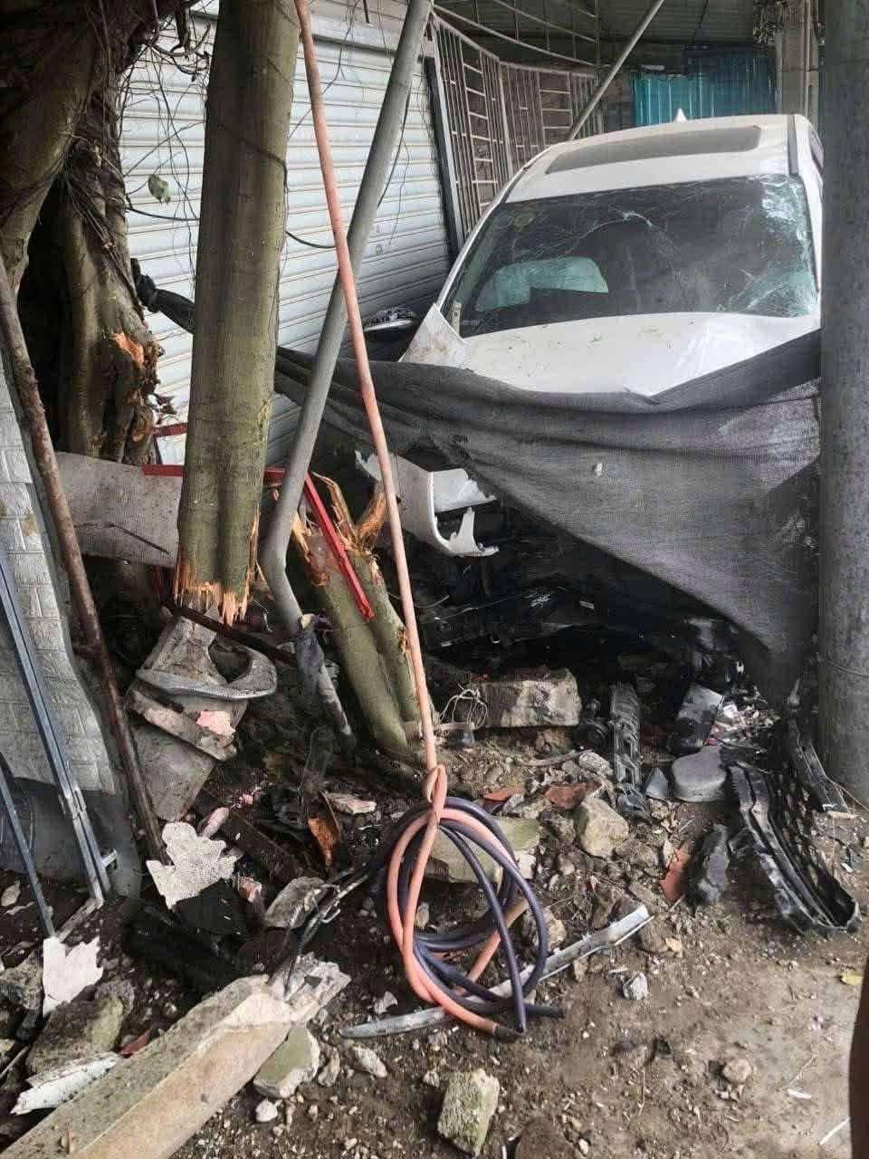 The scene of a series of accidents, a car crashed into a house, crushing 7 motorbikes. Photo: Ngoc Anh