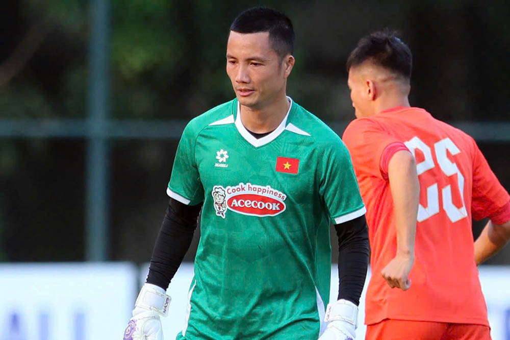 Goalkeeper Dinh Trieu has a back injury and is at risk of leaving the Vietnam national team. Photo: Thanh Vu