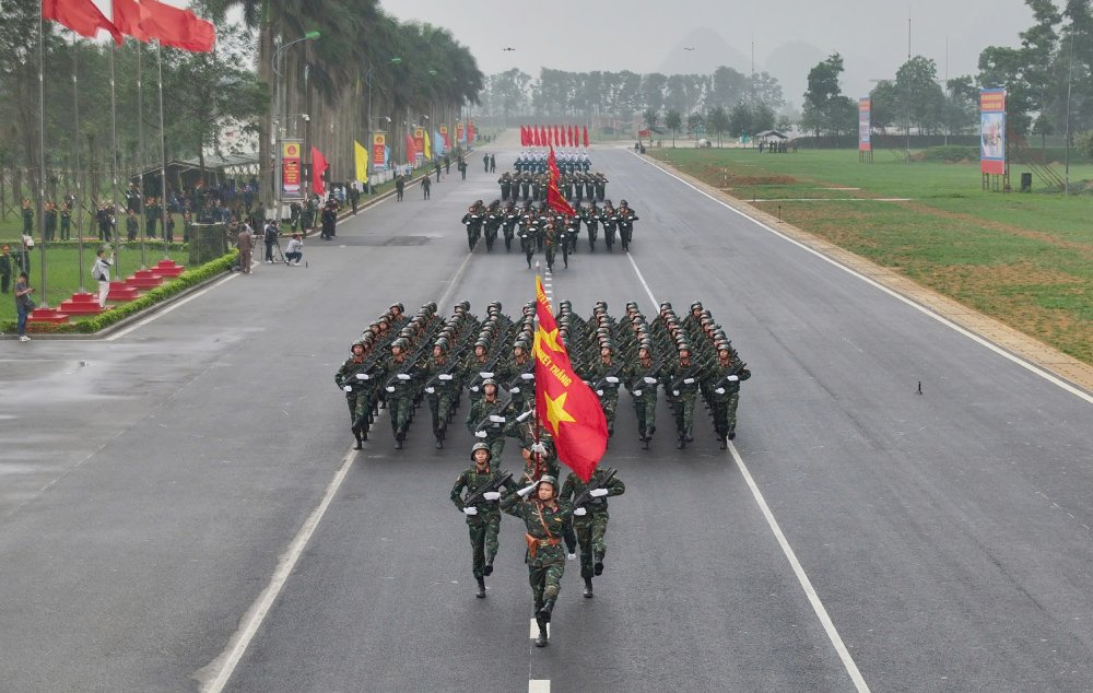 Doi hinh dieu binh, dieu hanh cac luc luong quan doi, dan quan tu ve tai buoi hop luyen. Anh: Hai Nguyen