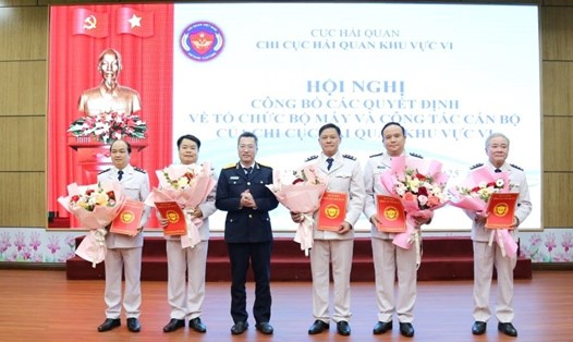 Các lãnh đạo Chi cục Hải quan khu vực VI sau sáp nhập. Ảnh: Đơn vị cung cấp.