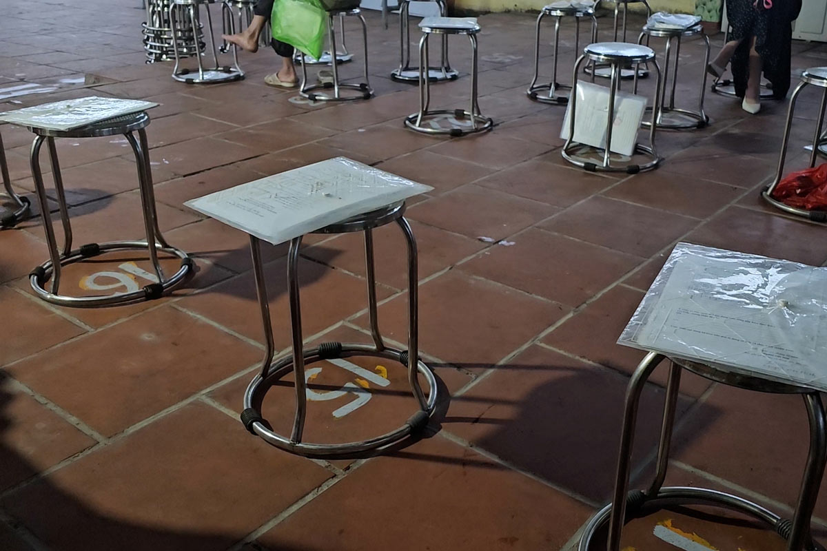 La gente llega temprano para dejar un par de documentos para ocupar un puesto en el Centro de Administracion Publica de Quang Yen Town, provincia de Quang Ninh. Foto: Doan colgo