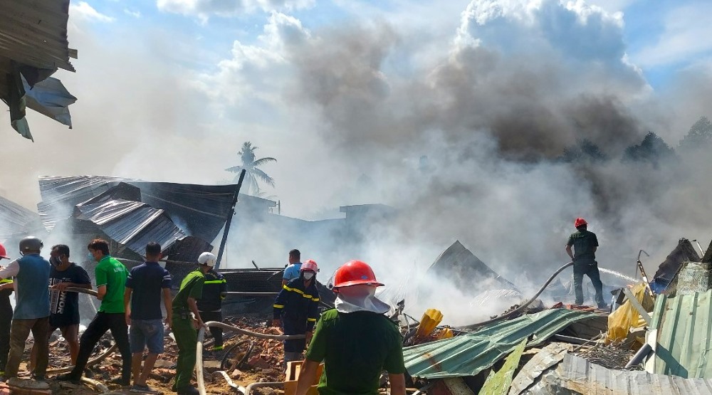 Mobilizing about 120 people to participate in firefighting at Dong Thap warehouse