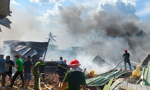 Huy động khoảng 120 người tham gia chữa cháy kho Đồng Tháp