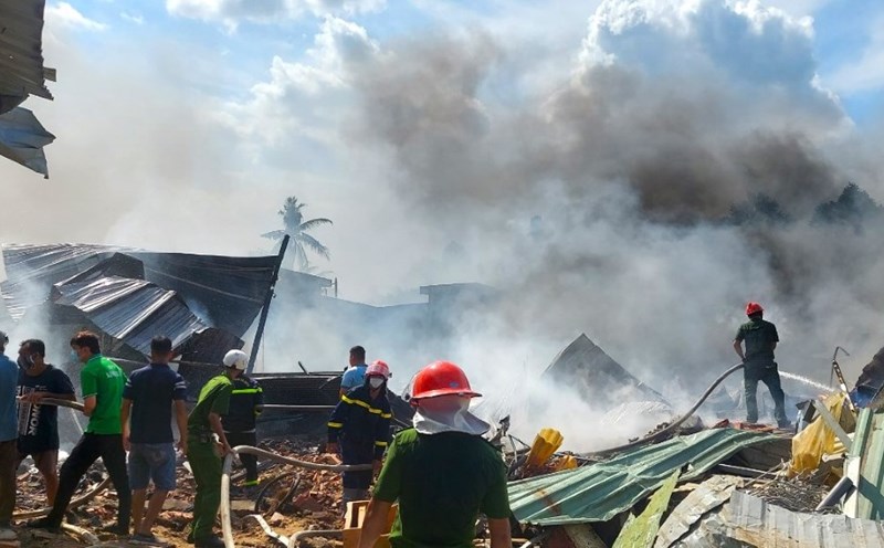 Mobilizing about 120 people to participate in firefighting at Dong Thap warehouse