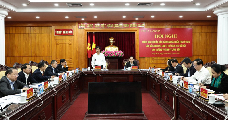 The Politburo's inspection delegation just had a working session with the Standing Committee of Lang Son Provincial Party Committee. Photo: Dinh Quang.