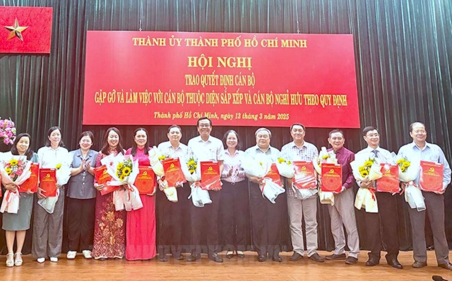 The leaders of the Ho Chi Minh City Party Committee's Organizing Committee presented retirement and leave decisions to the officials. Photo: Ho Chi Minh City Party Committee