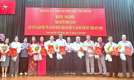 Lãnh đạo Ban Tổ chức Thành ủy TPHCM trao quyết định nghỉ hưu, nghỉ công tác cho các cán bộ.  Ảnh: Thành ủy TPHCM