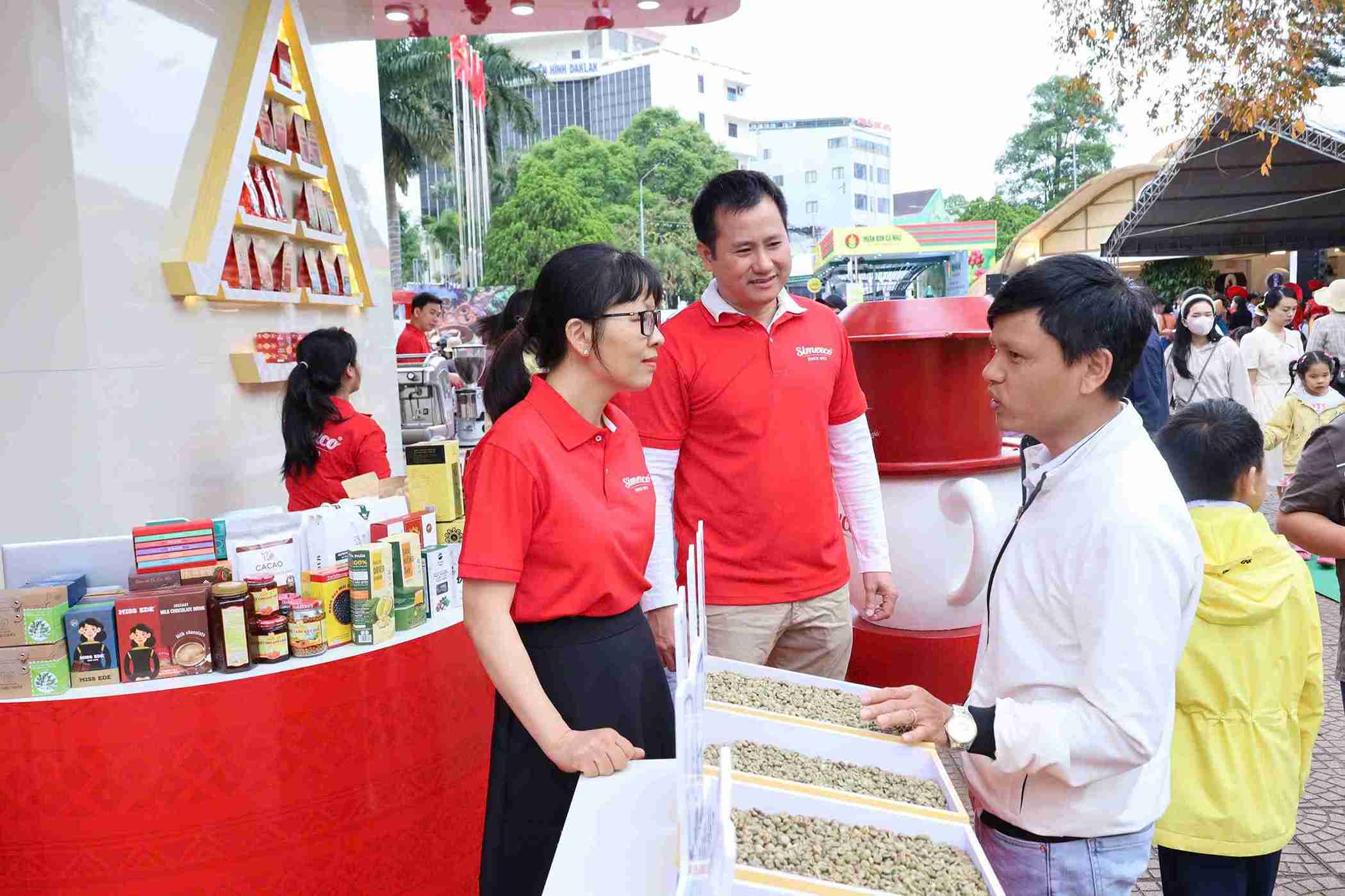The flavor of Buon Ma Thuot coffee leaves an impression on visitors to Dak Lak province. Photo: Bao Trung