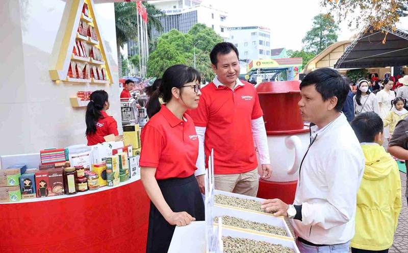 The flavor of Buon Ma Thuot coffee leaves an impression on visitors to Dak Lak province. Photo: Bao Trung